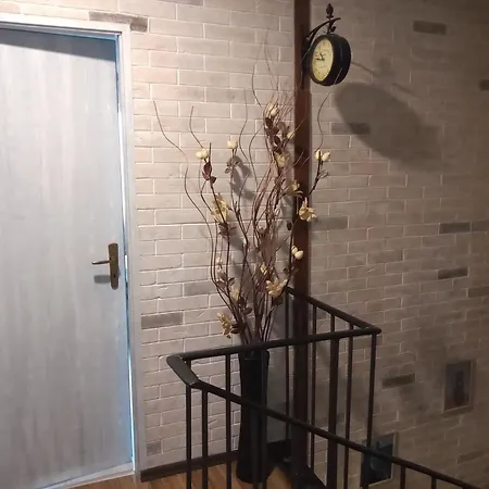 мезонет мени - две спални и две бани *